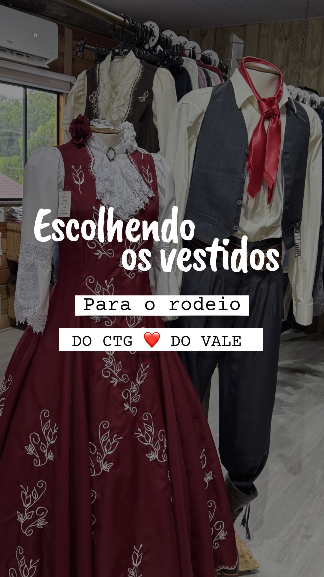 Arara com vários vestidos de prenda nos tons vinho e bordô