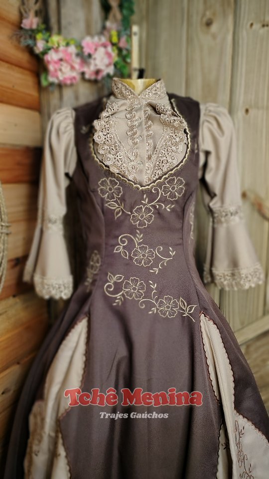 Vestido de prenda marrom e bege com renda e bordado