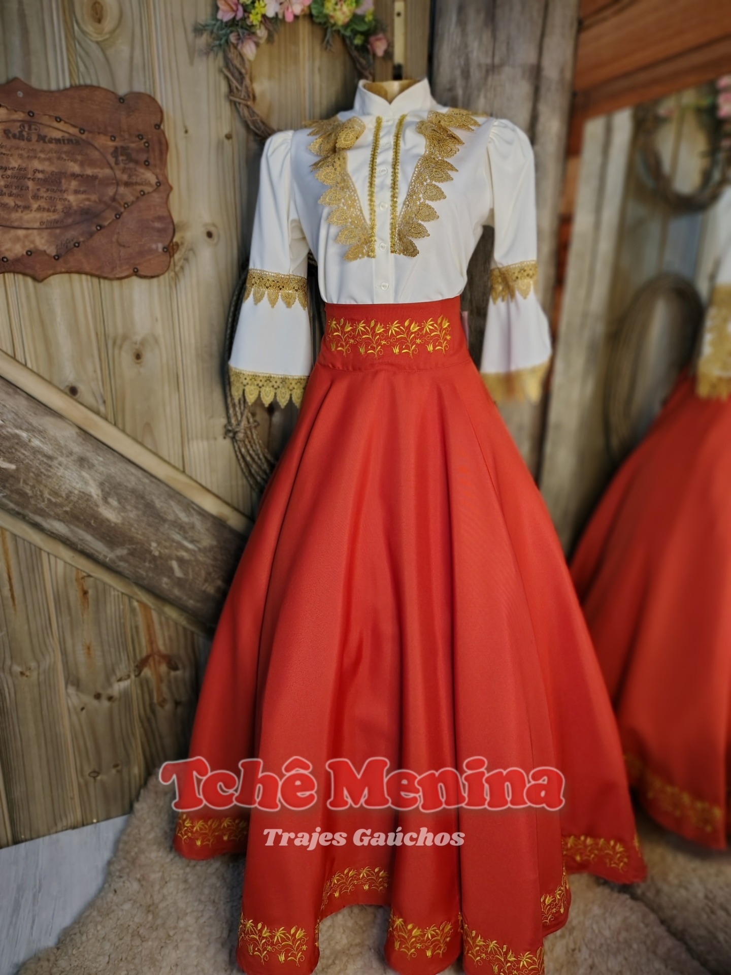 Vestido de prenda rosa e marinho com bordados florais